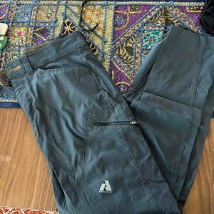 Men’s hiking pants, great condition. Perfect for hiking, camping, exercise.